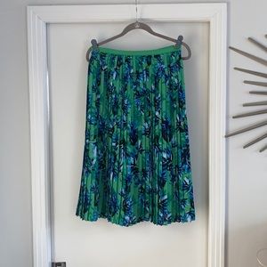 NWT- Pleated skirt